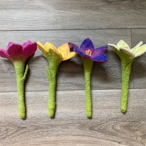 4 Lovevery Felt Flowers